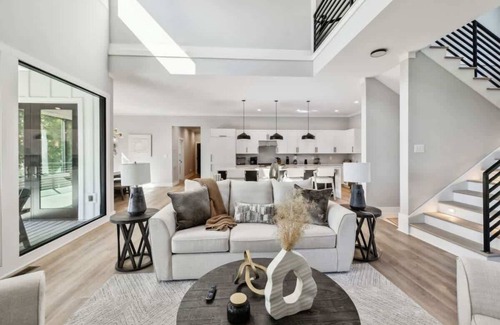 Kingston Casa | Luxury Lakefront Retreat in Kingston