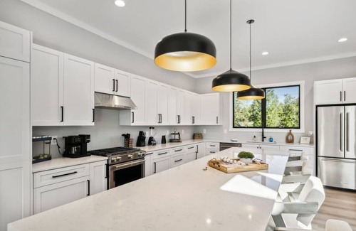 Kingston Casa | Luxury Lakefront Retreat in Kingston