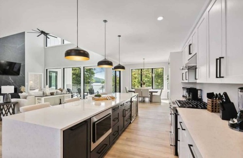 Kingston Casa | Luxury Lakefront Retreat in Kingston