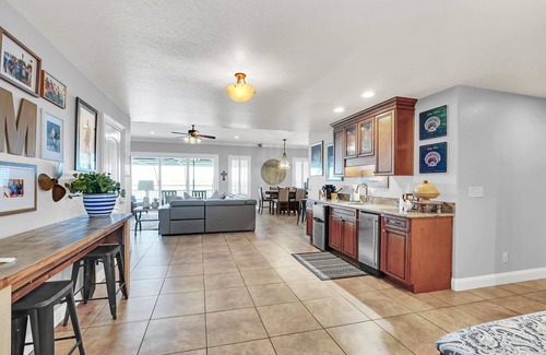 Auburndale Casa | Luxurious lakefront/pool home near theme parks in Florida