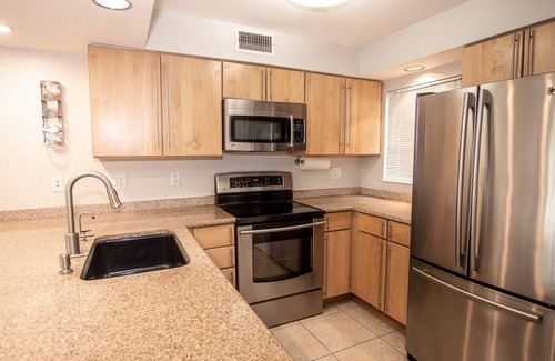 Wesley Chapel Condominio | Luxurious Lakeside Getaway: Ground Floor Condo with 3 En-Suite Rooms, Golf Access, Amazing Sunsets
