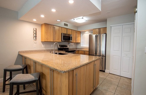 Wesley Chapel Condominio | Luxurious Lakeside Getaway: Ground Floor Condo with 3 En-Suite Rooms, Golf Access, Amazing Sunsets