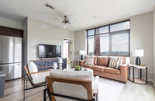 Rolling Mill Hill Condominio | Luxurious large Downtown Top Floor Corner 2 Bed 2 bath - #621