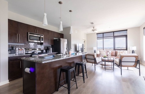 Rolling Mill Hill Condominio | Luxurious large Downtown Top Floor Corner 2 Bed 2 bath - #621