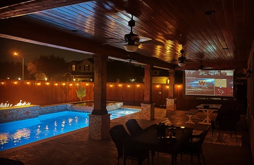 Northeast Houston Casa | Luxurious Large Modern Home, heated spa and pool