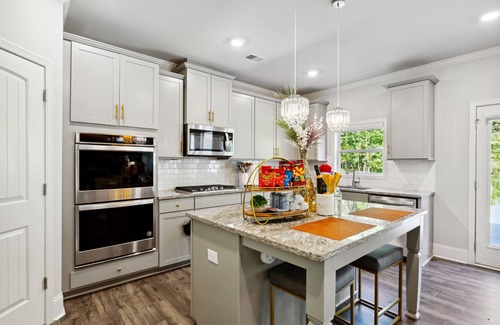 Cliftondale Casa | Luxurious, Lavish 3000 Sq Ft 3BR Home! W/Big Yard