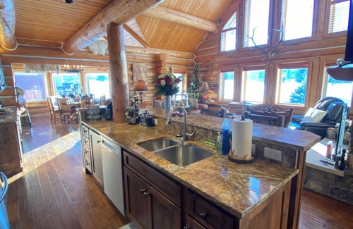 Red Lodge Casa | Luxurious Log Cabin & Hot Tub on Golf Course with Spectacular Mountain Views