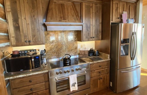 Red Lodge Casa | Luxurious Log Cabin & Hot Tub on Golf Course with Spectacular Mountain Views