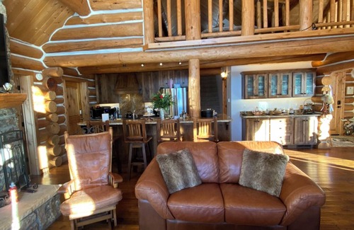 Red Lodge Casa | Luxurious Log Cabin & Hot Tub on Golf Course with Spectacular Mountain Views