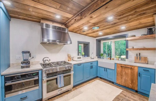 Taos Casa | Luxurious Log Cabin on a River