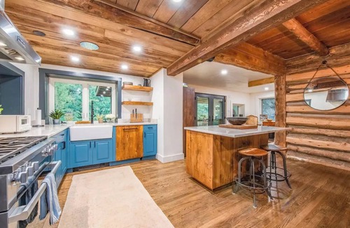 Taos Casa | Luxurious Log Cabin on a River