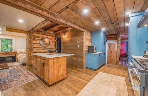 Taos Casa | Luxurious Log Cabin on a River