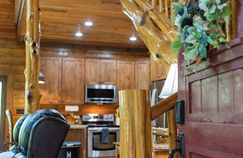 Monterey Cabina | Luxurious Log Cabin Retreat: Your Private Getaway