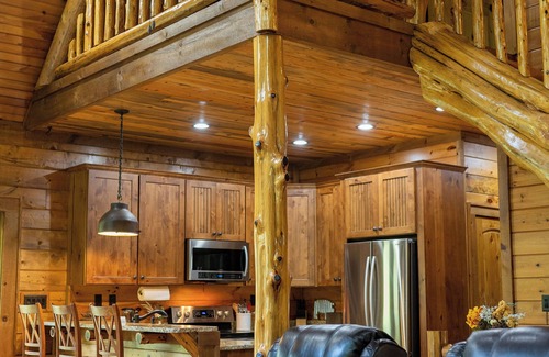 Monterey Cabina | Luxurious Log Cabin Retreat: Your Private Getaway