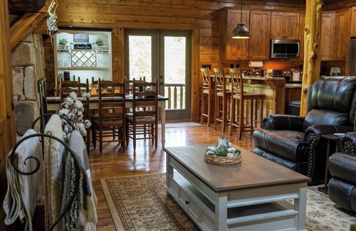Monterey Cabina | Luxurious Log Cabin Retreat: Your Private Getaway