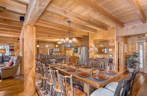 Wilkesboro Cabina | Luxurious Log Cabin on Kerr Scott Lake