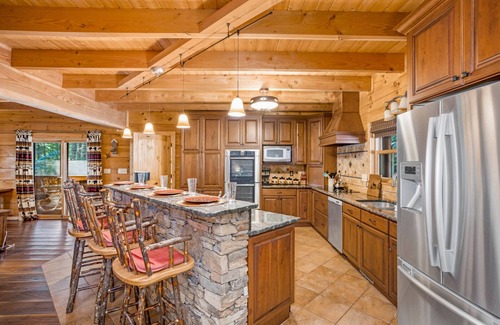Wilkesboro Cabina | Luxurious Log Cabin on Kerr Scott Lake