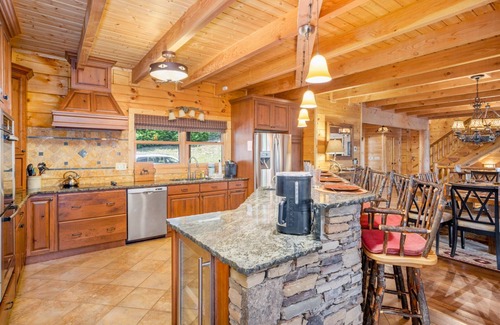 Wilkesboro Cabina | Luxurious Log Cabin on Kerr Scott Lake
