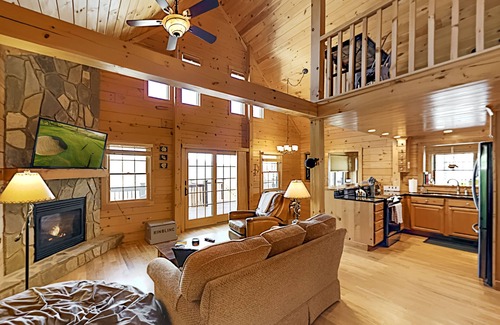 Old Fort Casa | Luxurious log cabin w/stunning views, WiFi, hot tub + 15 mins to Black Mountain