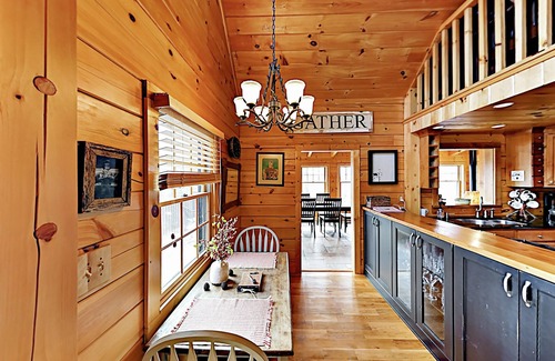 Old Fort Casa | Luxurious log cabin w/stunning views, WiFi, hot tub + 15 mins to Black Mountain