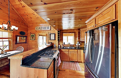 Old Fort Casa | Luxurious log cabin w/stunning views, WiFi, hot tub + 15 mins to Black Mountain
