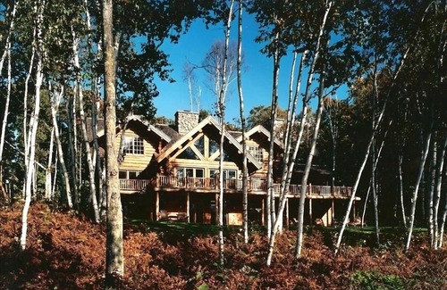 Charlevoix Casa | Lujosa casa de troncos en el lago privado