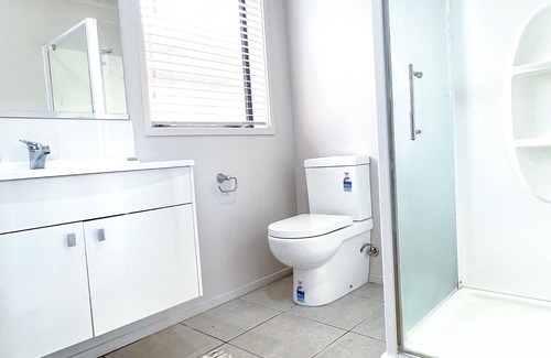 Hamilton Apartamento | Luxurious Master Bedroom With Pool View : Hamilton
