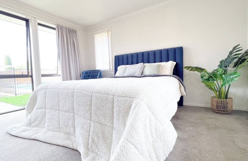 Hamilton Apartamento | Luxurious Master Bedroom With Pool View : Hamilton