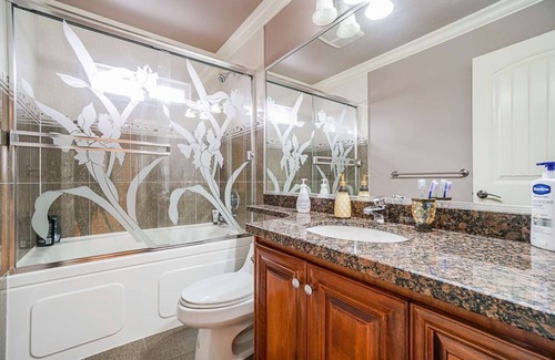 Newton Apartamento | Luxurious Master Bedroom Suite with In-suite Bathroom with Jacuzzi