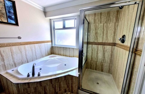 Newton Apartamento | Luxurious Master Bedroom Suite with In-suite Bathroom with Jacuzzi