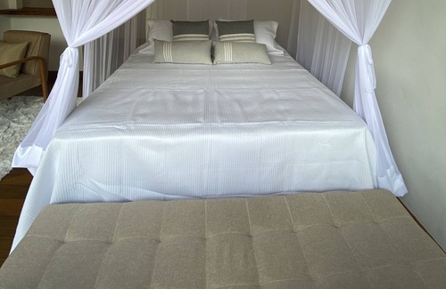 Itamonte Casa | Luxurious master suite amidst lush nature in the Mantiqueira mountains