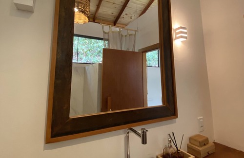 Itamonte Casa | Luxurious master suite amidst lush nature in the Mantiqueira mountains