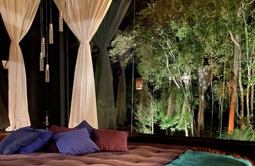 Itamonte Casa | Luxurious master suite amidst lush nature in the Mantiqueira mountains
