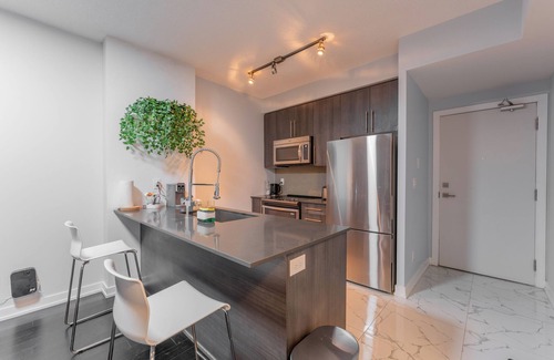 Downtown Mississauga Casa | Luxurious Mississauga Condo ~ Cozy ~ Comfort