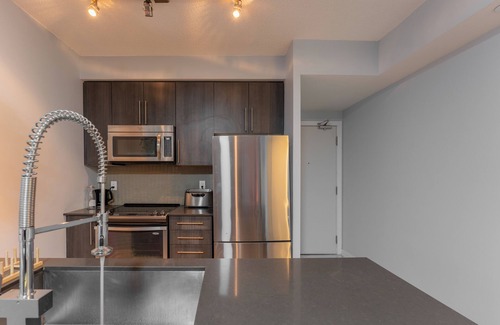 Downtown Mississauga Casa | Luxurious Mississauga Condo ~ Cozy ~ Comfort