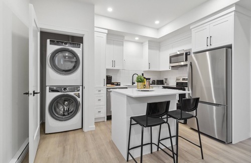 Willoughby Casa | Luxurious, Modern & Stylish 2 Bedroom Suite, Near Vancouver, Pet Friendly