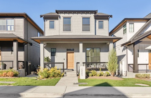 Willoughby Casa | Luxurious, Modern & Stylish 2 Bedroom Suite, Near Vancouver, Pet Friendly