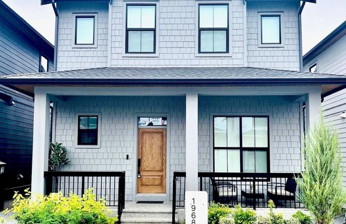 Willoughby Casa | Luxurious, Modern & Stylish 2 Bedroom Suite, Near Vancouver, Pet Friendly