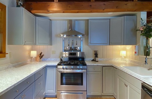 Copake Falls Cabina | Luxurious & Modern 3 BR 1.5 Bath Log Cabin