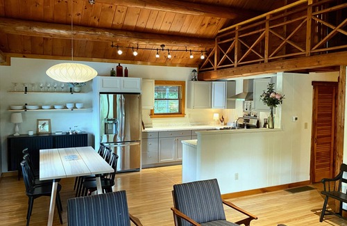 Copake Falls Cabina | Luxurious & Modern 3 BR 1.5 Bath Log Cabin