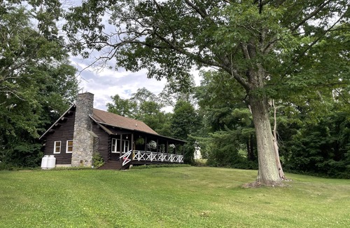 Copake Falls Cabina | Luxurious & Modern 3 BR 1.5 Bath Log Cabin
