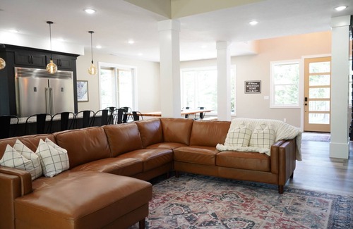 Island Park Cabina | Luxurious, modern 5 bedroom/4 bathroom cabin nestled in the pines. Sleeps 16.