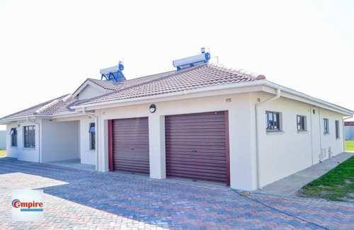 Mount Hampden Casa | Luxurious modern home w/solar - 5 minutes from Westgate mall.