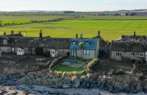 Boulmer Casa | Luxurious & modern on-the-beach family retreat