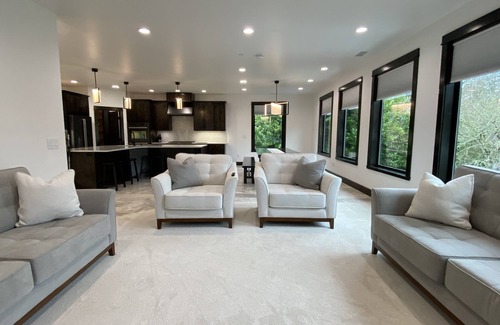 Coos Bay Casa | Luxurious Modern Retreat with 3 King Suites