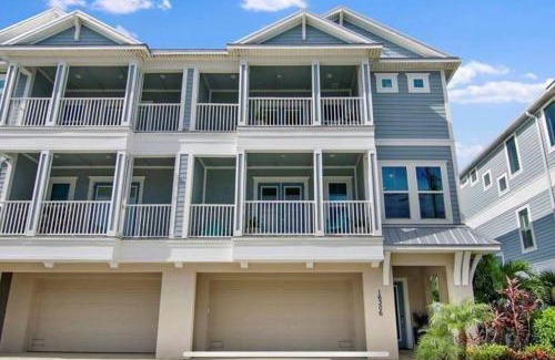 Redington Beach Casa | Luxurious Modern Townhouse right across beach! Table Tennis