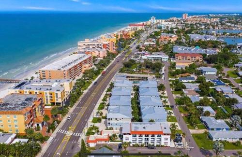 Redington Beach Casa | Luxurious Modern Townhouse right across beach! Table Tennis