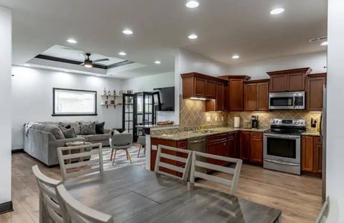 Elizabethtown Casa | ✸ Luxurious, Modern 3 BR only 1.8mi from Etown Sports Park ✸