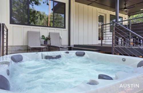 Dawson Casa | Luxurious Modernism with Private Hot Tub and Garage