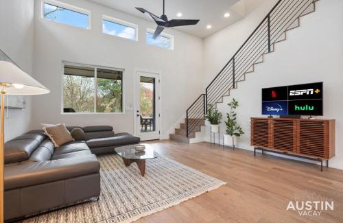Dawson Casa | Luxurious Modernism with Private Hot Tub and Garage